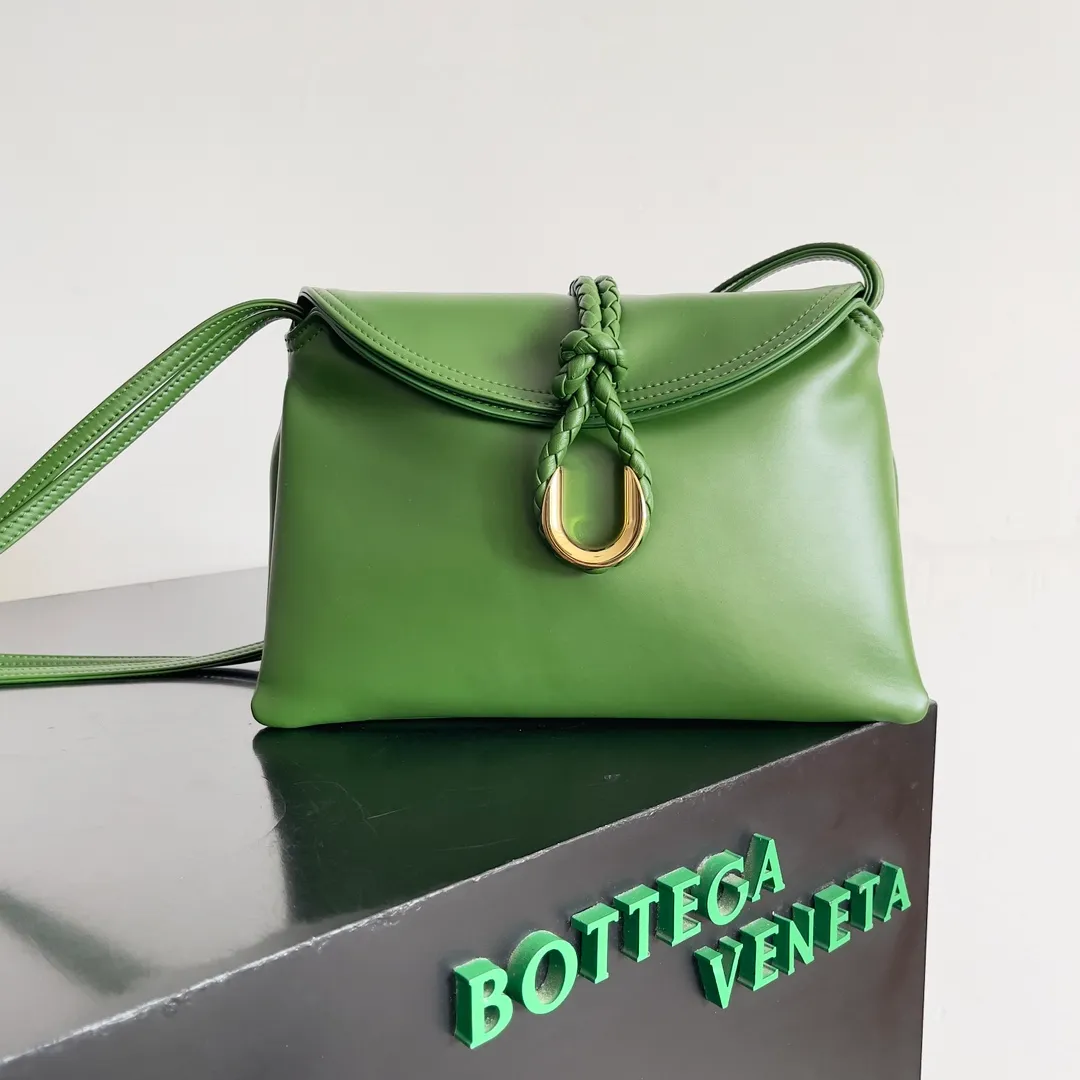 Batch 1520 Inspired by the 1970s, the Bottega Veneta women's logo shoulder bag has a smooth leather surface that brings a clean and handsome feel, just like the neatness and tenacity of a working woman. The front buckle has high-quality hardware pendant body, the overall retro elegance, and the excellent leather feels soft. This Bottega Veneta series can be described as beautiful, weakening the complexity of the outfit, not competing for it, and only using the best quality to interpret itself. Style number: 806030 (small size) Size: 27*16*6cm